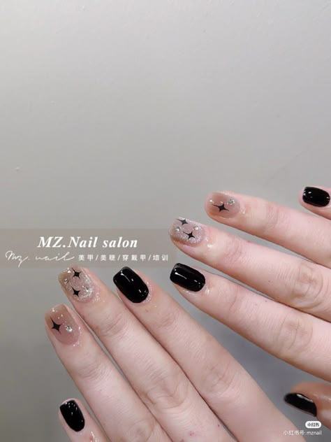 Classy Nails Black, Black Simple Nails, Black Cute Nails, Short Dark Nails, Black Nail Art Ideas, Dark Acrylic Nails, Henna Nail Art, Simple Nail Art Videos, Henna Nails