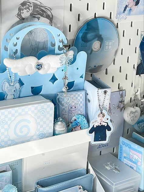 ˚₊‧꒰ა ⭑ ໒꒱ ‧₊˚ by @taetauvs on ig Room Ideas Blue Aesthetic, Blue Desk Ideas, Blue Desk Decor, Blue Kpop Room, Blue Desk Setup, Pastel Blue Room, Kawaii Blue Room, Blue Desk Aesthetic, Blue Pc Setup