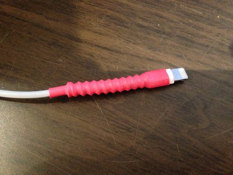 Keep cords from breaking and fraying: heat shrink tube and metal spring from a pen. Apple Charger Cord, Iphone Cord, Iphone Charger Cord, Smartphone Hacks, Apple Charger, Accessoires Iphone, Cable Protector, Charger Cord, Phone Hacks