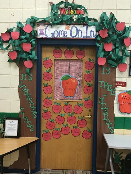 Apples for a fine teacher. Tree is twists of butcher paper. Incorporated teachers signs for above the door. Tree is butcher paper on sides of doorway with saying. Created by the Bulletin Board Queen. Tree Classroom Door, Teacher Welcome Letters, Teacher Tree, Tree Classroom, Classroom Door Displays, Apple Classroom, Kids Bulletin Boards, Door Tree, Camping Classroom