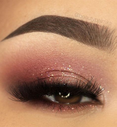 20. Beautiful soft smoked look Add a sparkly to your look with eye makeup like this! Here we have soft smoked Look for Christmas... Maroon Makeup, Burgundy Makeup Look, Pink Glitter Makeup, Quinceanera Makeup, Party Eye Makeup, Burgundy Makeup, Evening Eye Makeup, Pink Eyeshadow Look, Eye Makeup Images