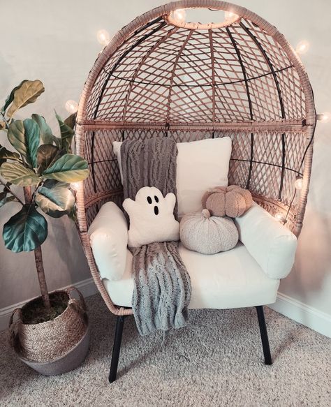 Egg Chair Living Room Ideas, Egg Chair Decor, Egg Chair Decoration Ideas, Chair Styling, Chair Decor, Chair Ideas, Fall Halloween Decor, Chair Decorations, Chair Style