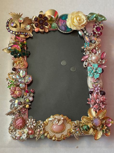 Upcycle Picture Frames Ideas, Decorated Photo Frames, Decorating Mirrors, Decorated Frames, Orchid Wallpaper, Mirror Collage, Jeweled Picture Frame, Jeweled Picture, Old Jewelry Crafts