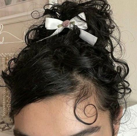 Dark Curly Hair, Cute Curly Hairstyles, Bow Hairstyle, Curly Hair Styles Easy, Hairdos For Curly Hair, Peinados Fáciles Para Cabello Corto, Cute Accessories, Short Curly Hair, Dream Hair