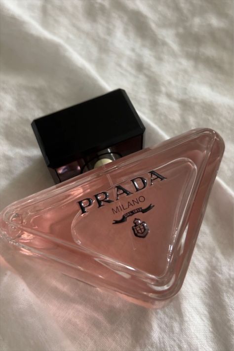 Prada Perfume, Prada Aesthetic, Organizator Grafic, Expensive Perfume, Perfume Collection Fragrance, Perfume Scents, Perfume Lover, Luxury Perfume, روتين العناية بالبشرة