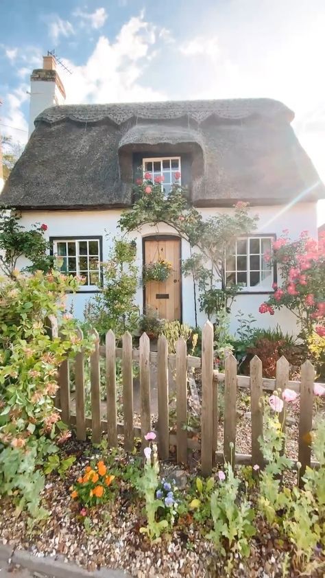 White Cottage Exterior, Story Book House, New England Cottage, British Cottage, English Houses, Cottage Exteriors, Small Cottages, Big Garden, Cottage Farmhouse