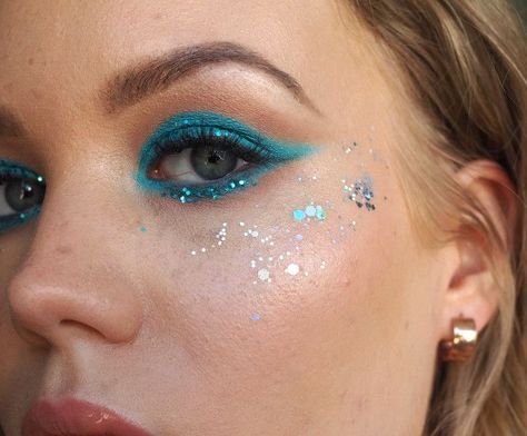 Summer beach vibes #glittermakeup #turquoisemakeup #makeupinspiration Turquoise Glitter Makeup, Turquoise Eye Makeup Aqua Blue, Mamma Mia Inspired Makeup, Mama Mia Makeup Look, Beach Themed Makeup, Beach Makeup Ideas, Beach Eyeshadow Look, Beach Festival Makeup, Jellyfish Makeup Ideas