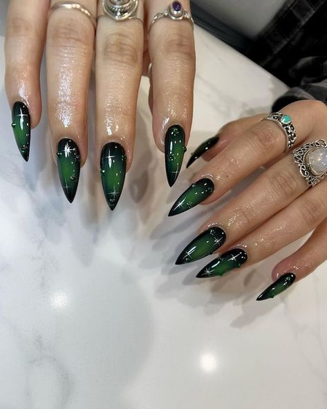 Poison Ivy Nails, Nail Art Vert, Stilleto Nails Designs, Emerald Nails, Witch Nails, Dark Green Nails, Green Acrylic Nails, Witchy Nails, Nails Yellow