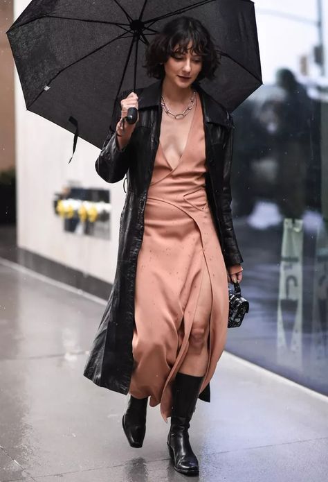 15 Rainy Day Outfits That Are Practical and Stylish Cute Rainy Day Outfit, Rainy Day Outfit Ideas, Cold Rainy Day Outfit, Rainy Outfit, Rainy Day Dress Outfit, Rainy Day Outfits, Modern Fashion Outfits, Rain Outfit, Day Outfit Ideas