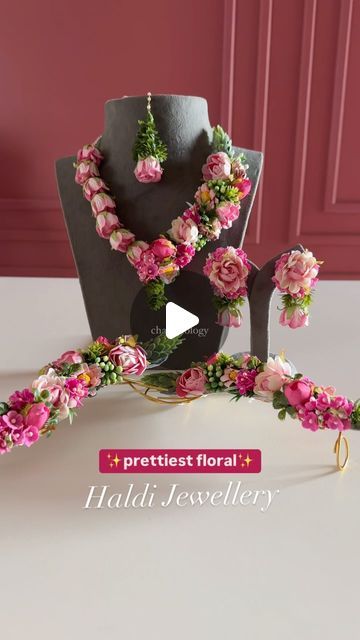 Nidhi Samani 🌸 Hand Made Floral Jewellery on Instagram: "we present one of the best floral haldi jewellery design for the our brides to be🥹🌷✨

#trendingreels #trending #trendingsongs #trendingnow #trendingaudio #trendingnews #trendingaudios #trendingaudioreels #trendingaudioalert #trendingreelsvideo #jewellery #jewelrydesigner #jewellerydesign #jewellerylover #jewellerycollection #jewelleryblogger #jewellerytrends #jewellerydesigns #floraljewelleryforbrides #floraljewelleryforhaldi #floraljewelleryformehendi #floraljewelry #floraljewellery #chaarmology #indianbride #bridetobe #realfloraljewellery #realflowerjewelry #happycustomer" Haldi Jwellary For Bride, Floral Jwellary, Haldi Jwellary, Haldi Jewellery, Real Flower Jewelry, Engagement Decorations, Trending Songs, Floral Jewellery, Jewellery Design