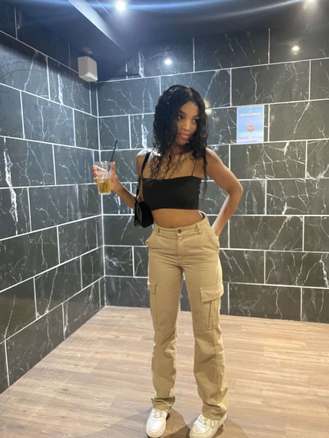 Black Top With Cargo Pants, Cargos Crop Top Outfit, Cargo Pants Outfit Clubbing, Cargo Astetic, Cargo Pants Insta Pic, Cargo Fits Girl, Cargo Pants Outfit With Air Force 1, Girl Cargo Pants Outfits Street Styles, Cargo Pants Outfit Women Streetwear