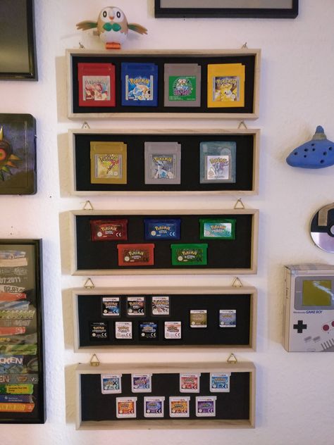 Finally I got em all! All main Pokémon games hanging on my little wall! Nintendo Collection Game Rooms, Pokemon Collection Room, Pokemon Game Room, Game Display Ideas, Pokemon Setup, Pokemon Collection Display, Video Game Display, Pokémon Games, Video Game Storage