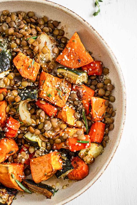 Made green lentils, roasted vegetables and maple balsamic dressing, this easy lentil salad makes a satisfying and nutritious plant-based meal that's perfect for cooler weather. Gluten-free, vegan, refined sugar-free, nut-free. #healthysalad #healthyrecipe #veganrecipe #vegandinner #lentils #roastedvegetables #hempseeds #highfiber #highprotein #saladrecipe #lentilsalad #healthymealideas Salad Panzanella, Maple Balsamic Dressing, Easy Roasted Vegetables, Salad With Apples, Roasted Vegetable Salad, Maple Balsamic, Fall Salad, Vegan Lentil, Panzanella Salad