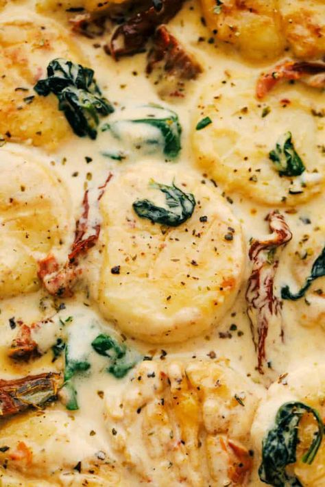 Restaurant Quality Creamy Tuscan Garlic Scallops - TASTYDONE Scallops And Spinach Recipe, Tuscan Scallops, Sauce For Scallops, Sun Dried Tomatoes And Spinach, Garlic Scallops, Scallop Pasta, Sundried Tomato Pasta, Tuscan Garlic Chicken, How To Cook Scallops