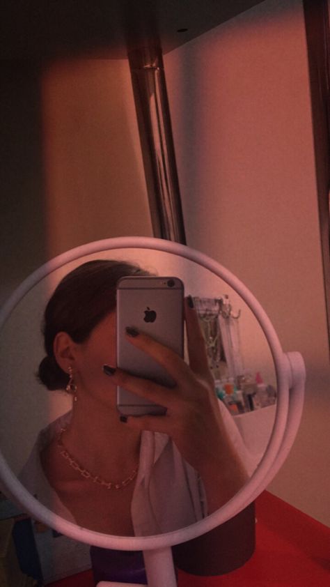 Small Mirror Selfie Aesthetic, Small Mirror Selfie Poses, Small Mirror Selfie, Blob Mirrors, Best Poses For Selfies, Instagram Hacks, Small Mirror, Mirror Selfie Poses, Cool Mirrors