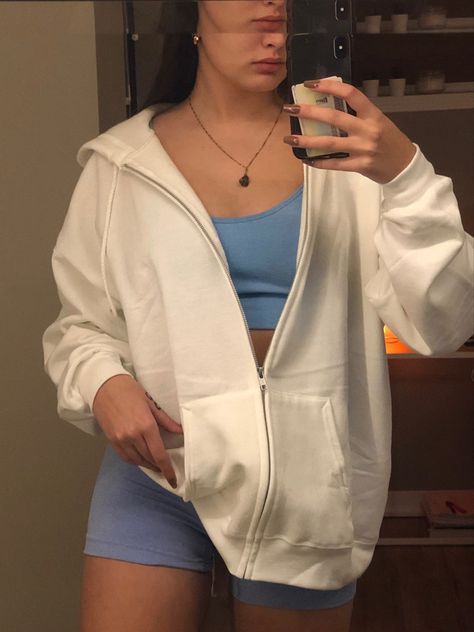 Zipup Hoodie Outfit Aesthetic, White Zip Up Hoodie Outfit, Zip Up Hoodie Outfit Aesthetic, Oversized Zip Up Hoodie Outfit, Oversized White Hoodie, White Hoodie Outfit, Zip Hoodie Outfit, Hoodie Outfit Aesthetic, White Zipper Hoodie