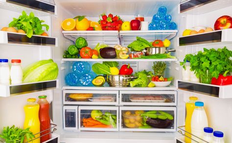 Stocking up on food is nice, but which foods need to go in the fridge and which ones don't? Puding Roti, Resep Pasta, Pasta Alla Norma, Clean Fridge, Food Backgrounds, Food Concept, Idee Pasto Sano, Reduce Food Waste, Fresh Fruits And Vegetables