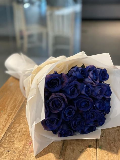 Draculaura Aesthetic Outfit, Dark Blue Roses, Draculaura Aesthetic, I Am Blue, Bow Cakes, Luxury Flower Bouquets, Flowers And Gifts, Glitter Roses, Blue Bouquet