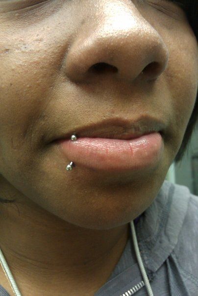 Side Vertical Lip Piercing Side Vertical Labret, Side Lip Piercing Hoop, Vertical Lip Piercing, Side Lip Piercing, Side Labret Piercing, Side Labret, Labret Lip Piercing, Pretty Piercings, Vertical Labret Piercing