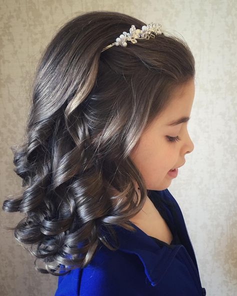 Communion hairstyle, brunette, crown by: See this Instagram photo by @thereal.jamesblonde • 24 likes First Communion Hairstyles, Communion Hairstyles, Peinados Fáciles Para Cabello Corto, Cute Hairstyles For Medium Hair, Flower Girl Hairstyles, Communion Dresses, Pavlova, First Communion, Hair Dos