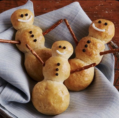 Christmas Shaped Bread, Dough Art, Shaped Bread, Bread Display, Beautiful Bread, Bread Ideas, Winter Baking, Christmas Bread, Bread Shaping