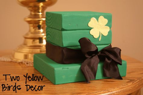 25 St. Patrick's Day Crafts and DIY Projects - DIY Leprechaun Wood Hat Diy Crosses, Diy Leprechaun, Sant Patrick, 2x4 Crafts, St. Patrick's Day Diy, Wood Hat, Fete Saint Patrick, St Patricks Crafts, Wood Block Crafts