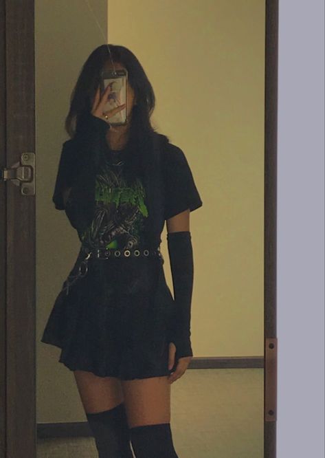 Skirts Grunge Outfit, Alternative Outfits Skirts, Egirl Astethic, Aesthetic Skirt Outfit Grunge, Egirl Skirt Outfits Ideas, Goth Fits Summer, Cute Edgy Outfits Grunge, Egirl Skirt Outfit, Egirl Style Outfits