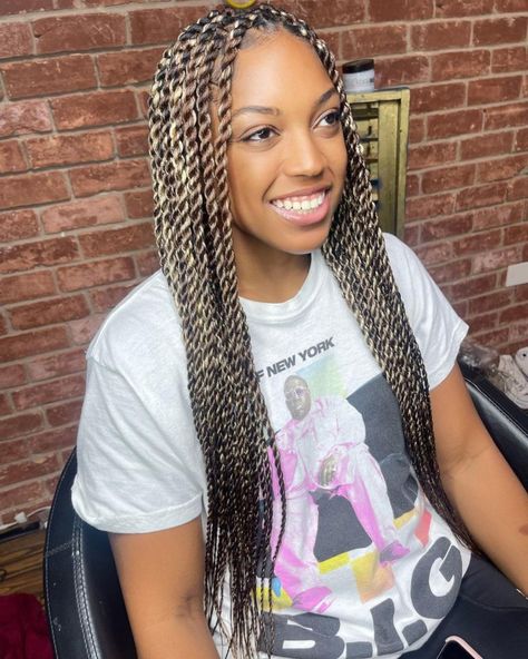 21 New Senegalese Twist Hairstyles For 2022 | ThriveNaija Sengelese Twist, Short Senegalese Twist, Senegalese Braids, Senegalese Twist Hairstyles, Senegalese Twist Braids, Flat Twist Hairstyles, Classy Hairstyles, Protective Hairstyle, Senegalese Twist