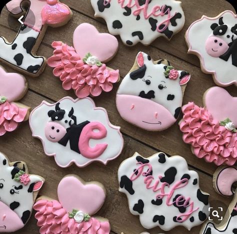 Ideas For Cupcakes, Cow Cookies, Cow Birthday Parties, Barnyard Birthday Party, Farm Theme Birthday, Farm Animals Birthday Party, Farm Themed Birthday Party, Cowgirl Birthday Party, Cow Birthday