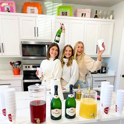 Gameday Brunch Ideas, Gameday Hosting, Gameday Brunch, Pink Bday, 21st Bday Ideas, Parents Weekend, Hosting Ideas, Fun Vibes, Brunch Decor