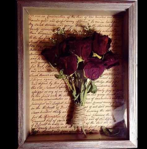 Shadow Box With Roses, Dried Roses Shadow Box Ideas, Dry Roses Ideas, Dried Roses Ideas Diy, Shadow Box Ideas Memorial, Preserved Flowers Frame, Red Rose Arrangements, Dried Flowers Diy, Love Rose Flower