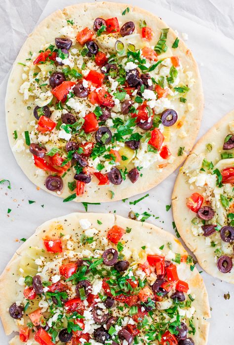 Greek Flatbreads Greek Flatbread, Flatbread Pizzas, Pita Recipes, Jo Cooks, Flatbread Recipes, Summer Lunch, Think Food, So Delicious, Flatbread