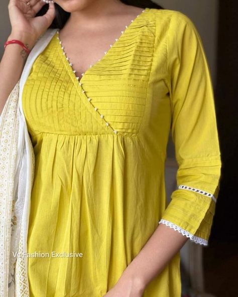 Pintex Kurti Design, Silk Kurti Designs Latest, Tucks Design, Pleat Pattern, Daily Embroidery, Latest Kurta Designs, Design Kurti, Silk Kurti Designs, Women Dresses Casual Summer