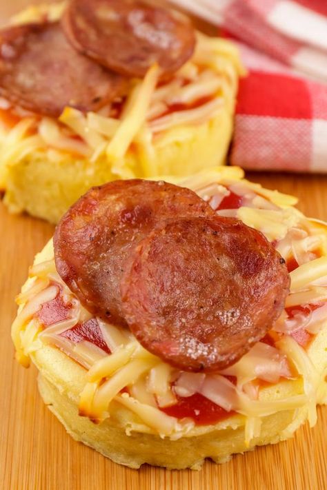 Keto Pizza! BEST Low Carb Keto 90 Second English Muffin Pizza Idea – Quick & Easy Ketogenic Diet Recipe – Beginner Keto Friendly – Snacks – Lunch – Dinner. Great #pizza meal dinner or lunch or snacks. Use pantry food & fridge food. Low carb #cheese pizza English muffin recipe to make today for BBQ side dishes, summer dinner, healthy dinner Keto English Muffin, Pizza In A Mug, Low Carb English Muffin, Pizza Muffins Recipe, Keto Friendly Snacks, Summer Bbq Side Dishes, Mini Pizza Recipes, Pizza Twists, Fridge Food