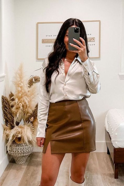 Tan Skirt Outfit Fall, Brown Short Skirt Outfit, Camel Skirt Outfit Fall, Brown Leather Mini Skirt Outfit, Brown Leather Skirt Outfit Fall, How To Style A Brown Skirt, Beige Leather Skirt Outfit, Leather Skirt Outfit Fall, Brown Leather Skirt Outfit