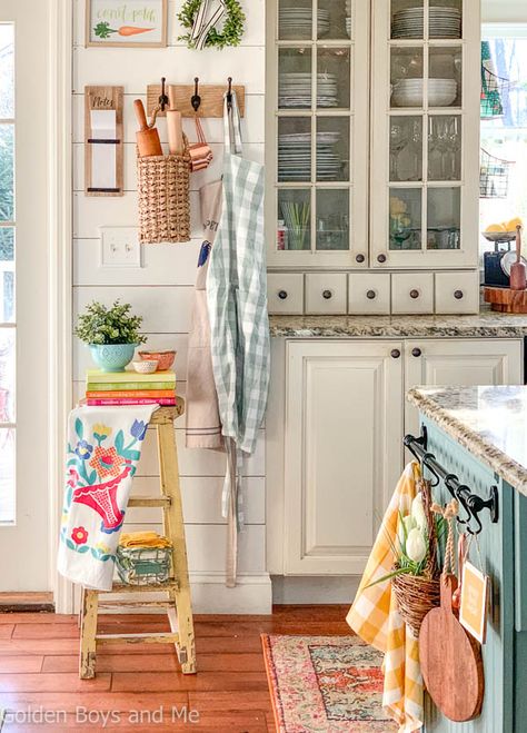 Colorful Cottage, Cottage Style Kitchen, Casa Country, Cottage Kitchens, Farmhouse Sink Kitchen, Farmhouse Style Kitchen, Cottage Kitchen, White Cabinets, Kitchen Styling