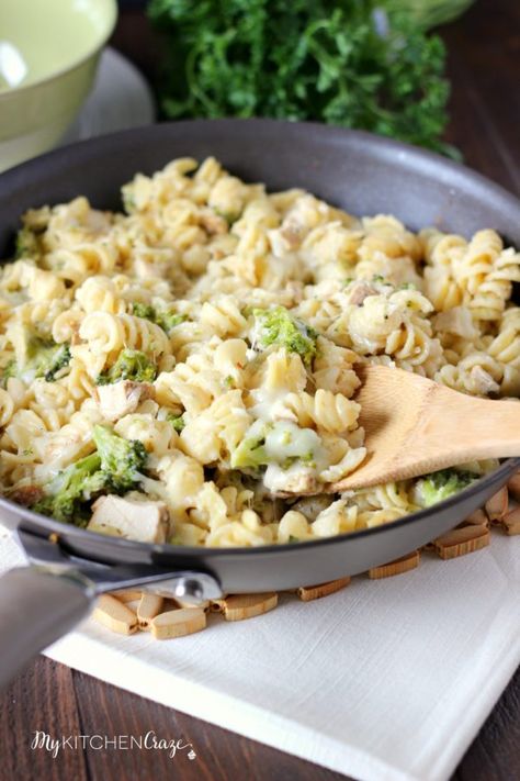 Chicken Alfredo Broccoli, Chicken Fettucini, Alfredo Broccoli, Broccoli Alfredo Pasta, Chicken And Broccoli Alfredo, Fettucini Alfredo, Broccoli Pasta Recipe, Chicken Broccoli Pasta, Chicken Broccoli Cheese