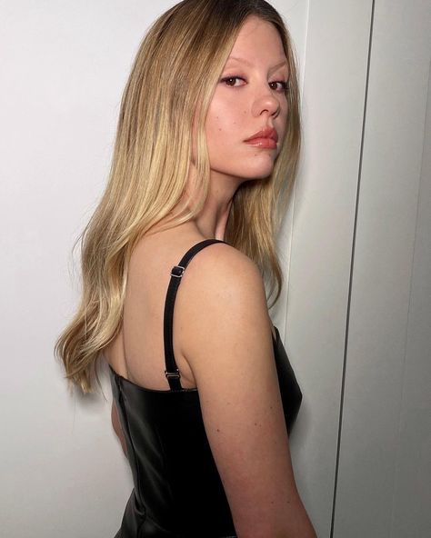 Mia Goth Updates on Twitter: "oh! mia! goth! she can’t stop mothering https://t.co/nksxuG39JT" / Twitter Mia Goth Hair Blonde, Mia Goth, Aesthetic Goth, Goth Hair, Actor James, Mia 3, Goth Aesthetic, Hair Inspo Color, Fav Celebs