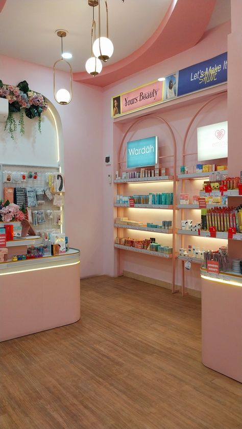 Makeup Store Interior Retail Design, Cosmetics Shop Design Store Interiors, Small Cosmetic Shop Interior Design, Makeup Store Design, Beauty Shop Decor, Shoe Store Design, Retail Store Interior Design, Clothing Store Interior, Store Design Boutique