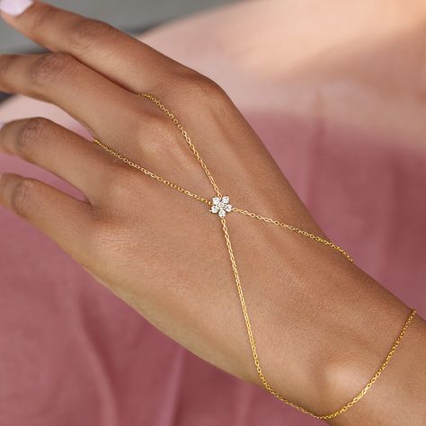 Hand Chain Jewelry Gold, Simple Flower Bracelet, Minimalist Accessories Jewellery, Haath Phool, Christmas Lists, Gold Minimalist Jewelry, Hand Chain Jewelry, Wedding Makeup For Brown Eyes, Hand Chain Bracelet