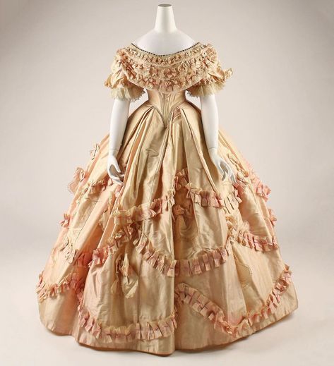 In Pretty Finery on Instagram: “1860-1861, France • Silk evening dress • The Met . . . #1860 #1860s #1860sfashion #19thcentury #19thcenturyfashion #eveningdress #dress…” 19th Century Dress, Fashion History Timeline, 1860s Dresses, Silk Evening Dress, Wedding Dresses Princess Ballgown, Museum Fashion, 1800s Fashion, French Dress, History Timeline