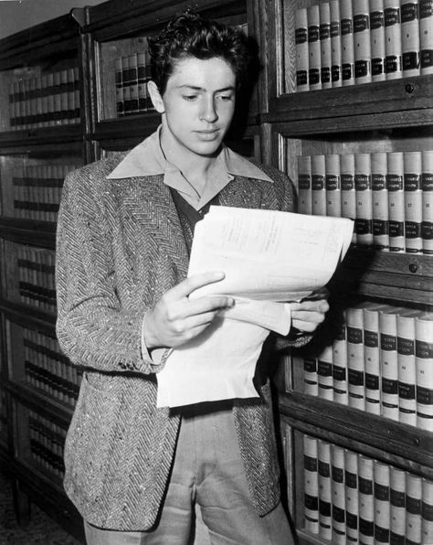 Farley Granger, Old Hollywood Actors, James Anderson, Hollywood Men, Alain Delon, Hot Actors, Hollywood Actor, Vintage Pictures, American Actors