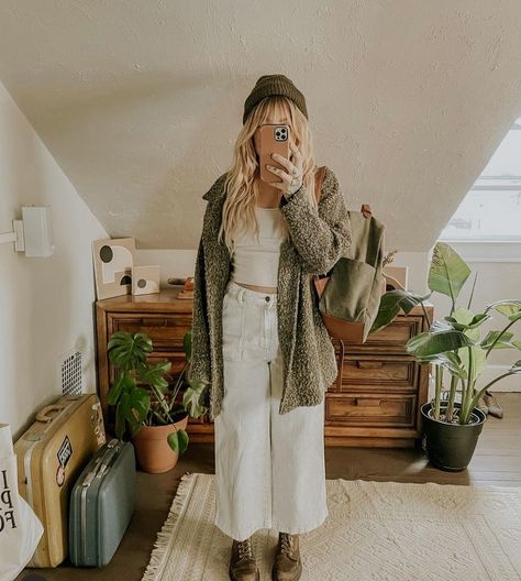 Boho Comfortable Outfit, Maria Layton Outfit, Blundstone Fits, Granola Girl Aesthetic Outfits Winter, Earthy Style Clothes, Earth Girl Aesthetic, Maria Layton, Granola Girl Aesthetic Outfits, Flowy Outfits