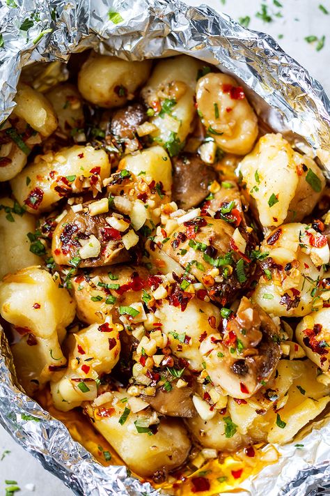 Garlic Butter Mushrooms and Gnocchi in Foil PacketsA light yet nutritious dish that does not skimp on flavor. Foil Pack Recipes, Butter Mushrooms, Garlic Butter Mushrooms, Foil Packet Dinners, Grilling Recipes Sides, Foil Pack Meals, Foil Dinners, Foil Packet Meals, Foil Packet