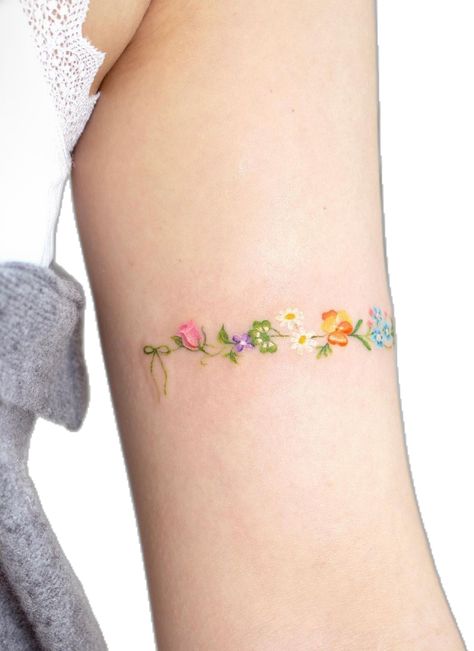 Daisy Bracelet Tattoo, Daisy Wrist Tattoo, Floral Wrist Wrap Tattoo, Wrist Bracelet Tattoos, Flower Bracelet Tattoo, Tattoos Pulseras, Daisy Chain Tattoo, Tattle Tale, Bracelet Tattoos