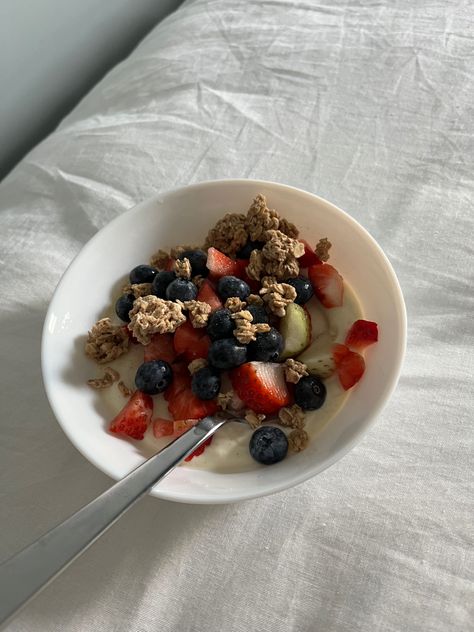 Yogurt parfait with berries and keto granola for a healthier breakfast. That is quick. Yogurt Parfait Aesthetic, Healthy Cereal Bowl, Homemade Parfait, Granola With Yogurt Breakfast Ideas, Greek Yogurt With Fruit And Granola, Cereal Yogurt Parfait, Yogurt With Granola And Fruit, Low Carb Yogurt, Granola Yogurt Bowl Breakfast Recipes