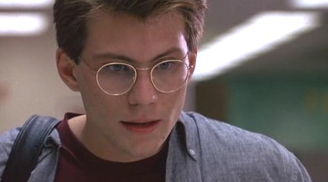 Christian Slater Pump Up The Volume  Love this pic the most! Slater Young, Christian Slater Heathers, Young Christian Slater, Jason Dean Heathers, 90s Men Fashion, Pump Up The Volume, 90s Men, Christian Slater, Sore Eyes