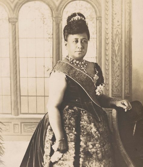 Queens Dress, Queen Of Hawaii, Hawaiian Royalty, Hawaiian Monarchy, Hawaiian Dancers, Hawaii Pictures, Queen Dress, Victorian Clothing, African American History