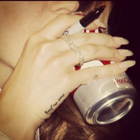 Lana Del Rey Ldr Pictures, Two Finger Ring, Evil Girl, Double Finger Ring, Lana Rey, Elizabeth Grant, Vintage Americana, Diet Coke, Finger Ring