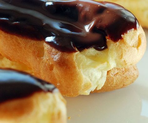 Vegan Eclair Mhmmm! #dessert #vegan Vegan Croissant, Eclair Recipe, Vegan Pastries, Dessert Oreo, Vegan Donuts, Vegan Bakery, Desserts Vegan, Mission Impossible, Vegan Dessert Recipes